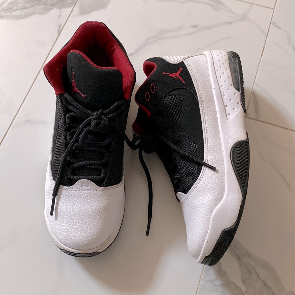 Nike Air Jordan Boys Max Aura 2 - Black + Red - Size 7Y